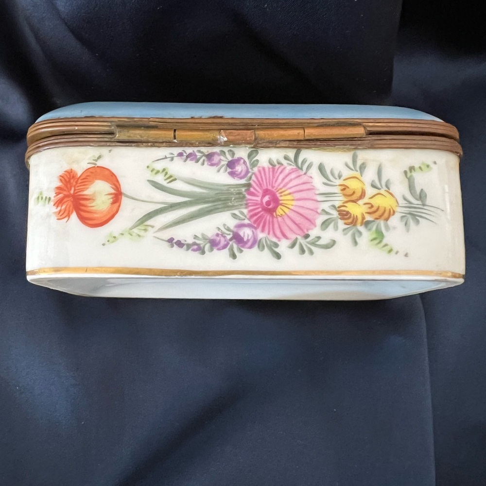French Vintage  Porcelain Trinket Box - Picture 3 of 9